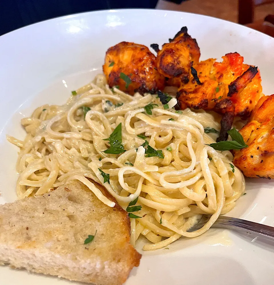 Snapdishの料理写真:Linguine alfredo with grilled chicken kabob|🌺IAnneさん