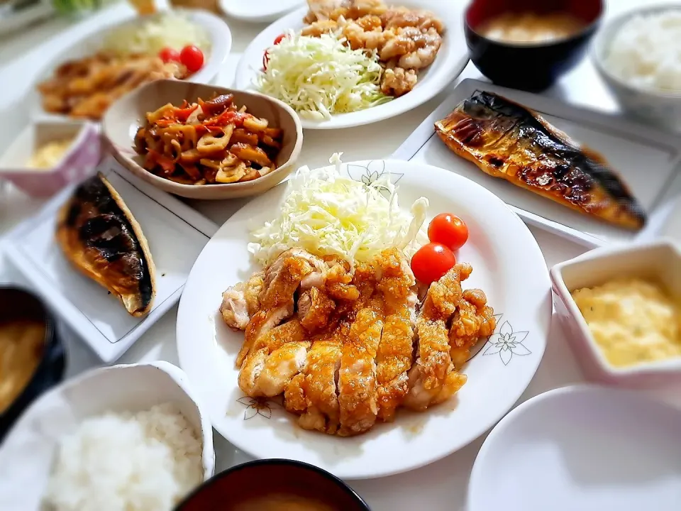 Snapdishの料理写真:昨日の夕食(,,>᎑<,,)
チキン南蛮＆サラダ🥗
焼きサバ
れんこんとさつま揚げのきんぴら
お味噌汁(なめこ、油揚げ、豆腐)|プリン☆さん