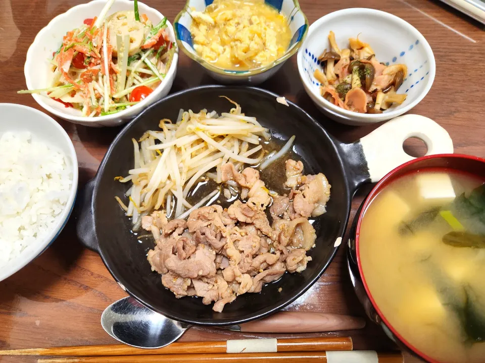 豚バラ炒め、たまご丼、れんこん水菜サラダ、しめじベーコン、粒みそで味噌汁|みーさん