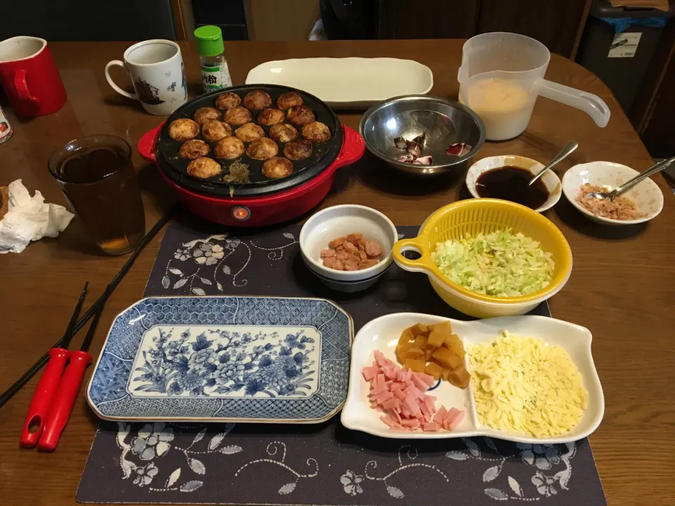 Snapdishの料理写真:たこ有りたこ焼きとタコ無しアレンジたこ焼き(昼飯)|enarinさん