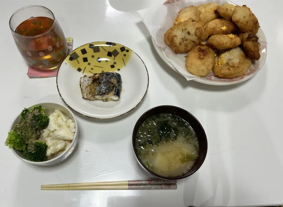 Snapdishの料理写真:晩御飯☆チーズチキンフライ☆ブロッコリーとポテトマカロニサラダ☆鯖の塩焼き☆みそ汁（じゃが芋・玉葱・あおさ）|Saharaさん