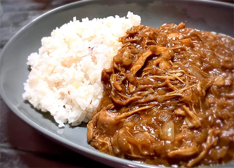 今夜は、水を一滴も使わない無水玉葱カレーを作りました。チキンの旨味が凝縮された、絶品カレー🍛です😋🎉👍|ギムレットさん