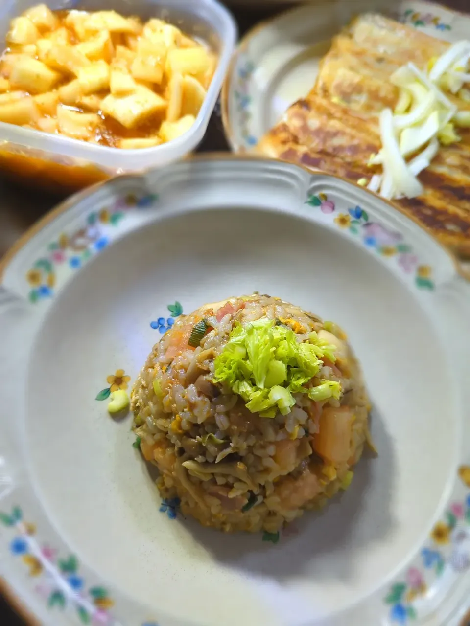 Snapdishの料理写真:トマト炒飯、手作りカクテキ、冷凍餃子|テケテケさん