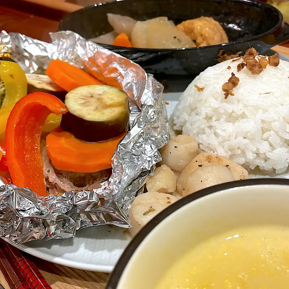 ホイル焼き和風ハンバーグ　　　　　　　　　　　　　たっぷり野菜のせ　　　　　　　　　　　　　　　　帆立のバター焼き　　　　　　　　　　　　　　　　大根と飛竜頭煮|mokoさん