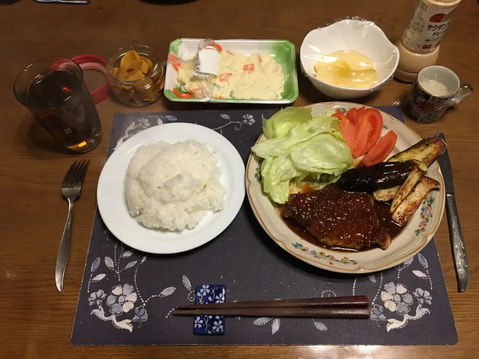 ご飯、ポークソテー＋グレイビーソース、野菜ソテー、トマト、レタス、ポテトサラダ、沢庵、烏龍茶、森永マミーの寒天、りんご(夕飯)|enarinさん