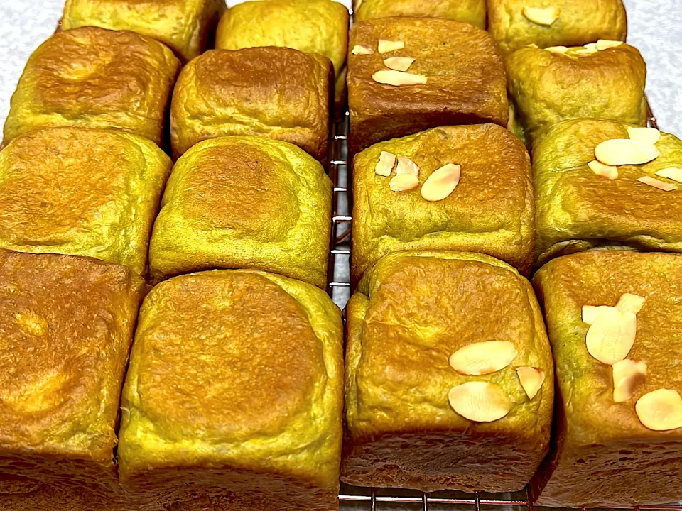 Snapdishの料理写真:抹茶かのこパン　と　抹茶チョコパン|ちゃこさん