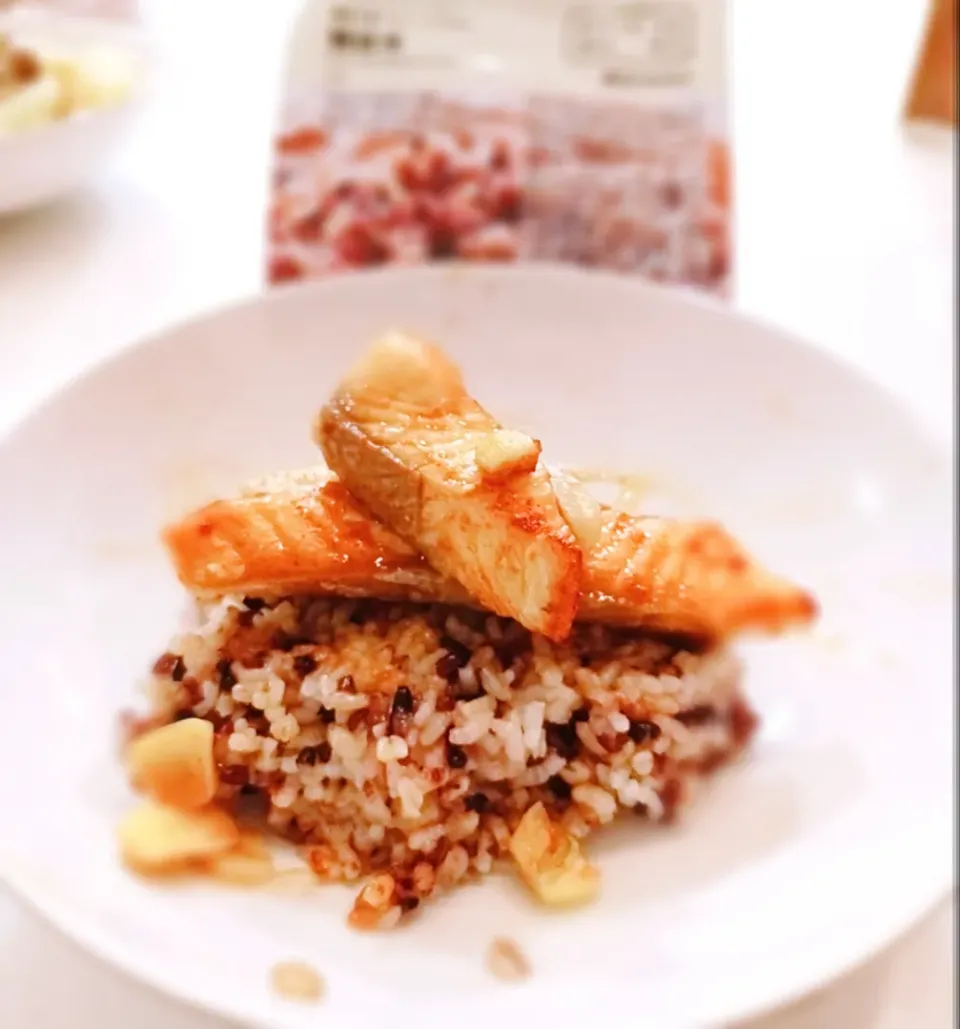 Grilled salmon + Muji Rice with mix grains

Sauce: Bibigo barbecue hot and spicy sauce + Plum sauce + Sesame oil + garlic|2721_blissさん