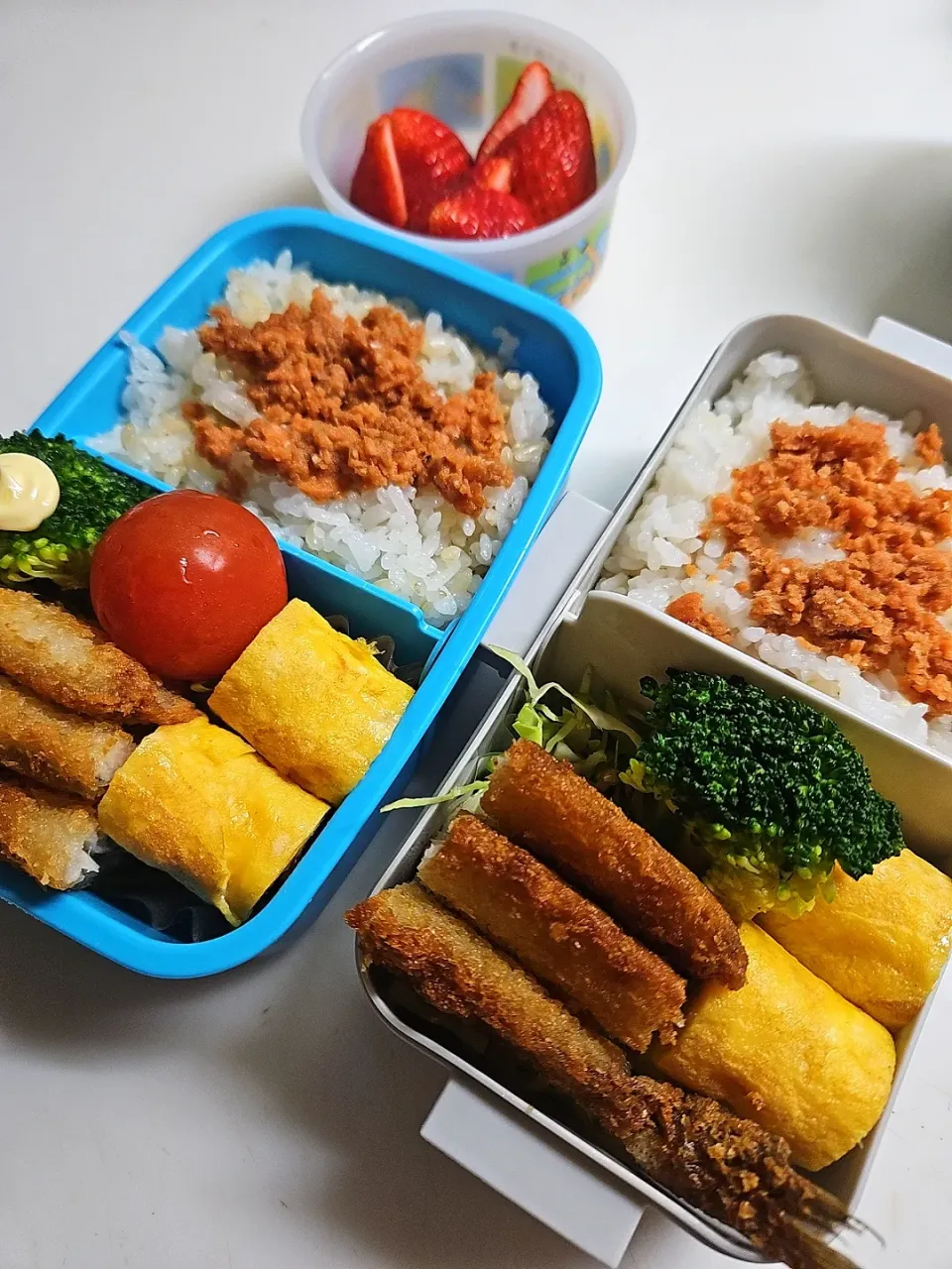 ☆中学生、小学生弁当☆玄米入り鮭ごはん、カニカマ卵焼き、カマスフライ(万能ソース)、キャベツ、ブロッコリー、ミニトマト、苺|ｼｮｺﾗさん