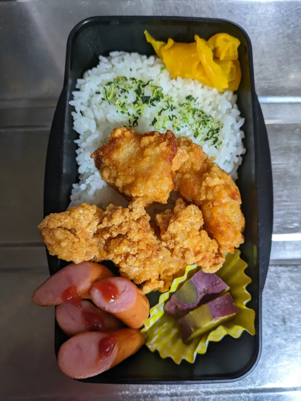 旦那弁当　2024/1/11

からあげ
ウインナー
さつまいもの甘煮|ユキヨメ♪さん