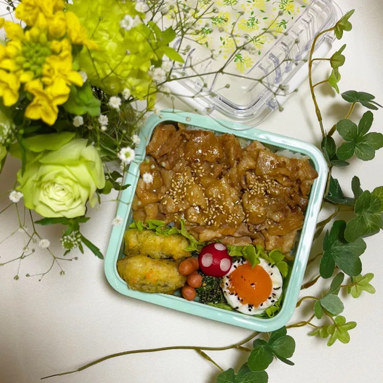 1/11❤︎主人の豚の生姜焼き丼弁当🌱

＊豚の生姜焼き丼
＊半熟たまご
＊茄子の挟み揚げ
＊ ポークビッツ|Makinsさん