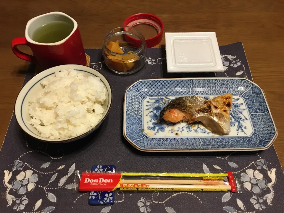 ご飯、網焼きした熟成天然紅鮭(かま)、納豆、沢庵、熱い日本茶(朝ご飯)|enarinさん