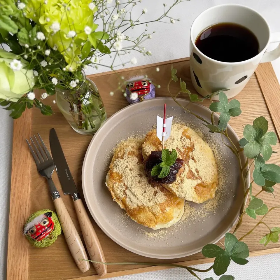 Snapdishの料理写真:1/11❤︎鏡開き…🎍餅もっちっちホットケーキ🥞🌱

毎年鏡開きはお善哉を作りますが、今年はお餅入り和風ホットケーキにしました☺️
お餅とプレーンヨーグルトが入っているので生地はもっちり、味はさっぱりです✨
トッピングはきなこ、はちみつ、小倉あんを乗せてみましたがこれがまた合う〜👍🏻🥰
見た目はちょっと悪い|Makinsさん