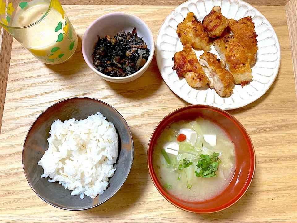 旦那さん朝ごはん♡塩糀パウダーとり天、ひじきの煮物、お豆腐のお味噌汁、もち麦ご飯、スムージー(エルダーフラワーコーディアル、みかん、りんご、自家製甘酒、エゴマオイル)|さくたえさん