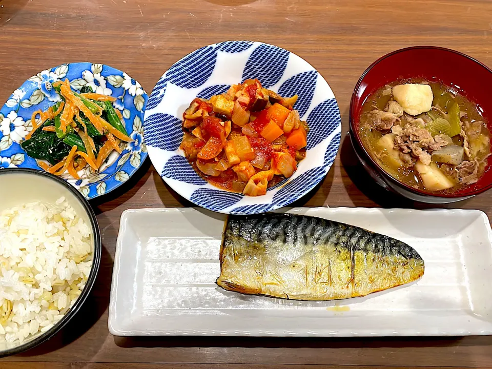 塩サバ　芋煮　ラタトゥイユ　ほうれん草と人参の胡麻味噌和え|おさむん17さん