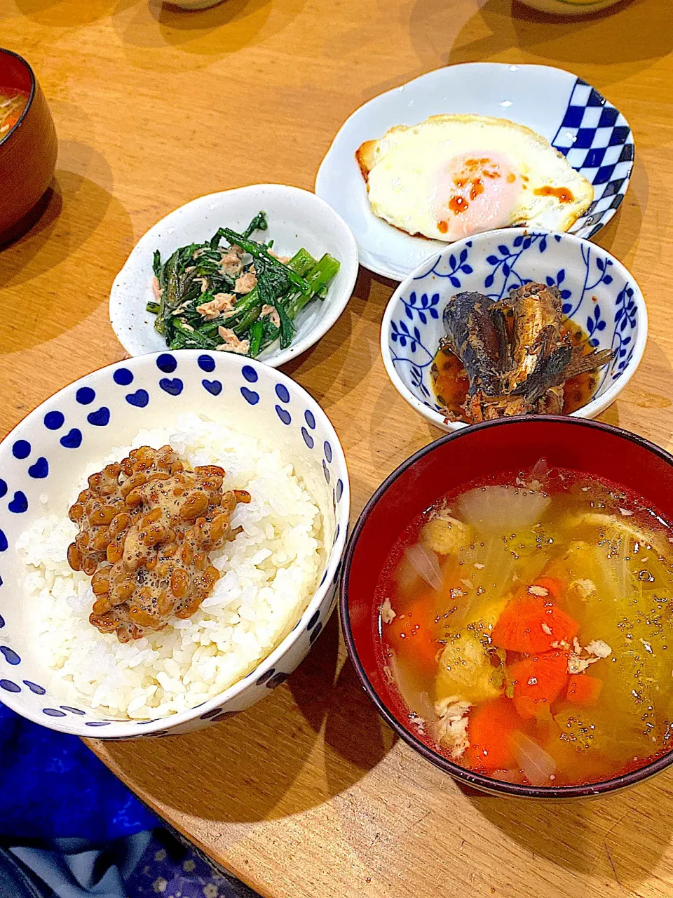 納豆ご飯、ウフウフ卵で目玉焼き、春菊のツナ和え、秋刀魚の甘露煮、大根、ニンジン、玉ねぎ、白菜、手羽スープ。甘露煮とスープは圧力鍋使用です。|りえはるさん