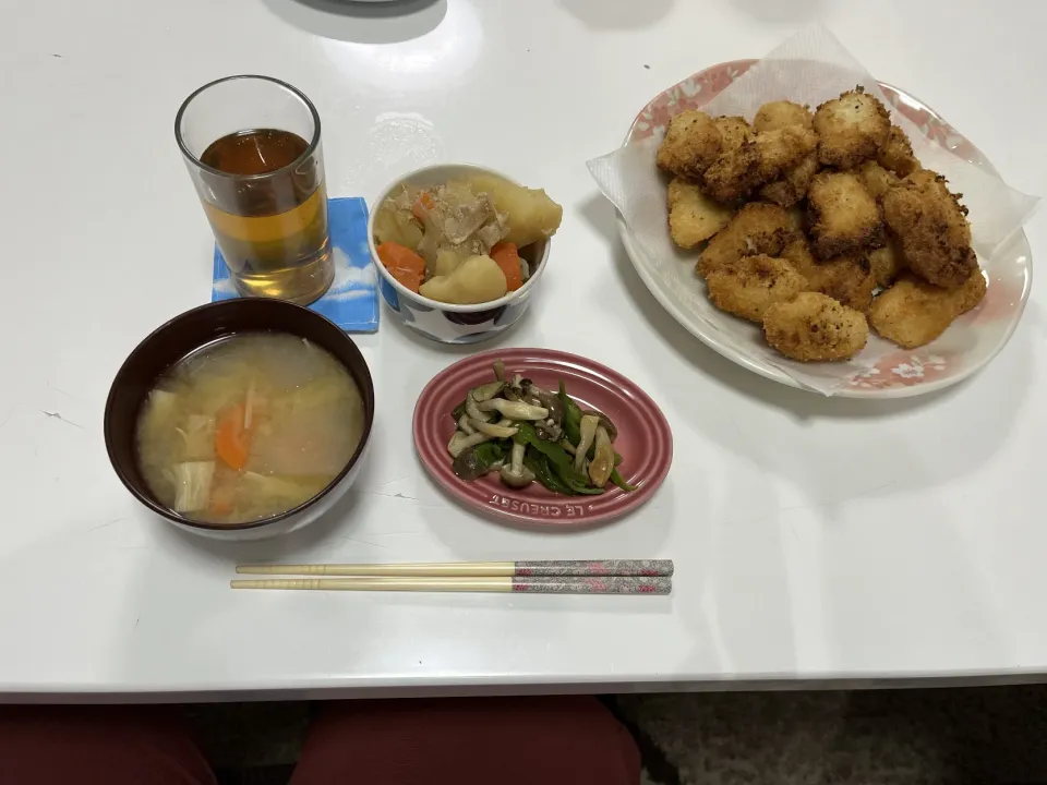 Snapdishの料理写真:晩御飯☆肉じゃが☆白身フライ☆ピーマンとしめじの中華炒め☆みそ汁（大根・人参・えのき）|Saharaさん