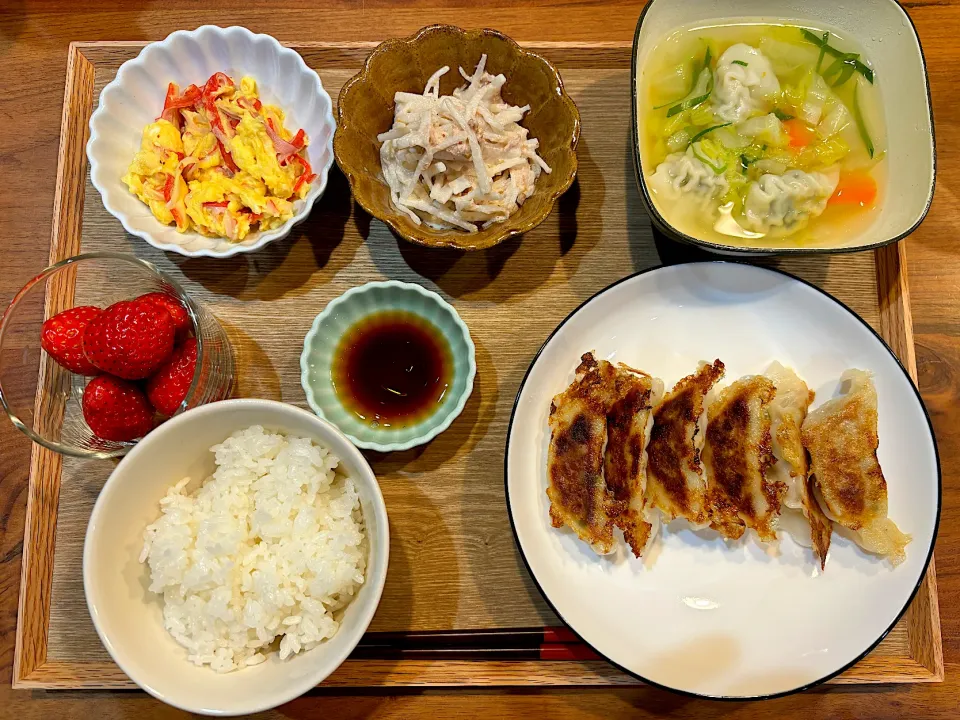 今日の夜ご飯(焼き餃子、カニ玉、大根サラダ、餃子スープ、いちご🍓)|cocomikaさん