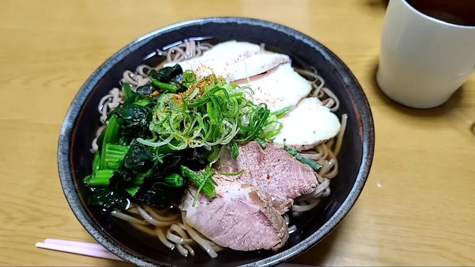 余ってた煮豚と鶏ハムで肉蕎麦|友美さん