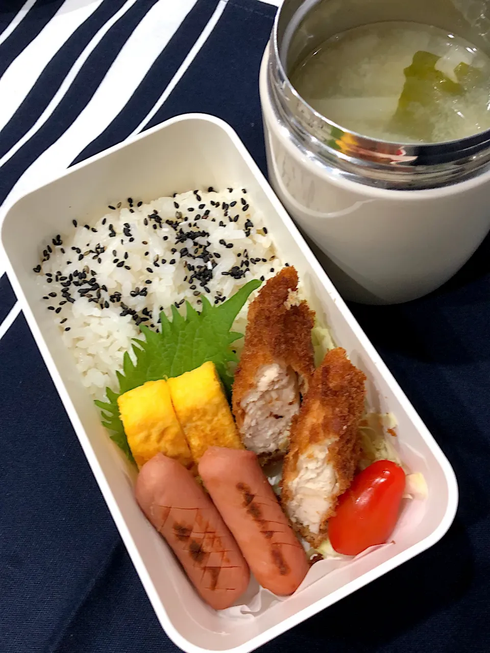 Snapdishの料理写真:ごま塩ご飯、たまご焼き、ウインナー、ささみフライ、ミニトマト、千切りキャベツ、大根と豆腐わかめのお味噌汁|きらきらさん