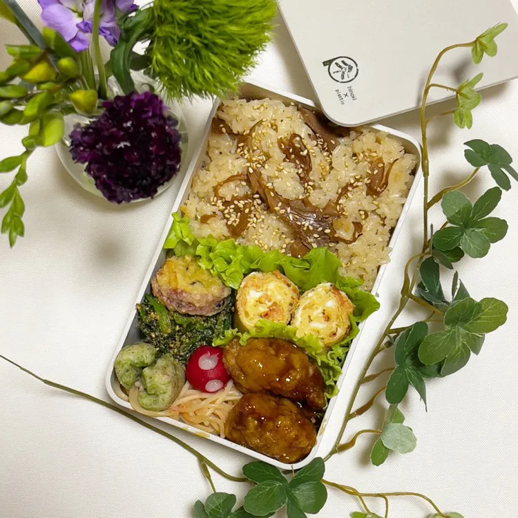 Snapdishの料理写真:1/12❤︎主人の舞茸ごはんお弁当🌱

＊ 舞茸ごはん
＊ 甘酢唐揚げ
＊ 桜海老たまご焼き
＊ さつまいも天ぷら
＊ ちくわの磯辺揚げ
＊ たらこパスタ|Makinsさん