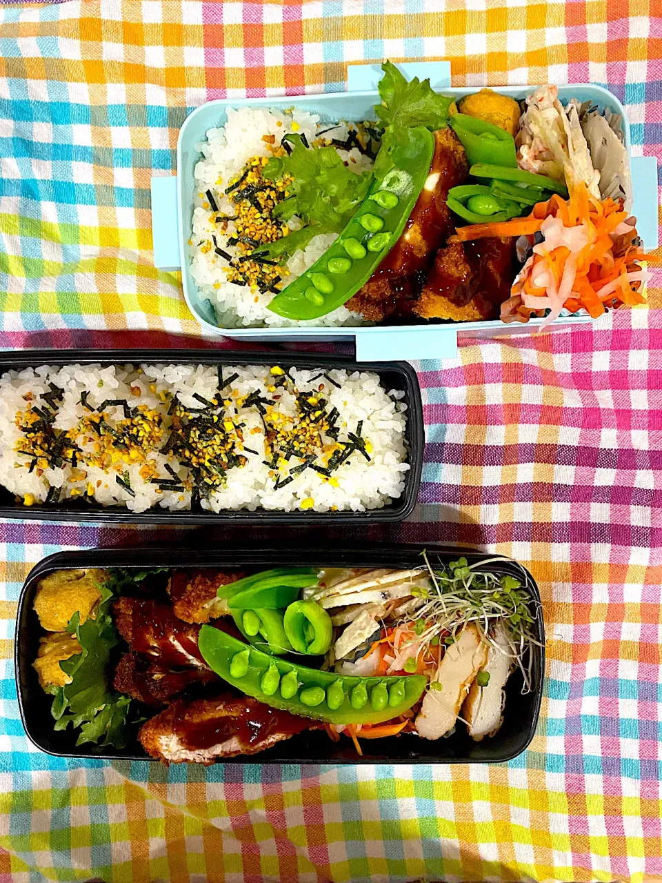 久しぶりのチキンカツ弁当。メインがあると楽だよね。このスナップエンドウ皮ばっかりだな😄😳|ゆうどんさん