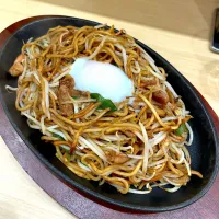 Snapdishの料理写真:焼きそば ＋ 温泉玉子