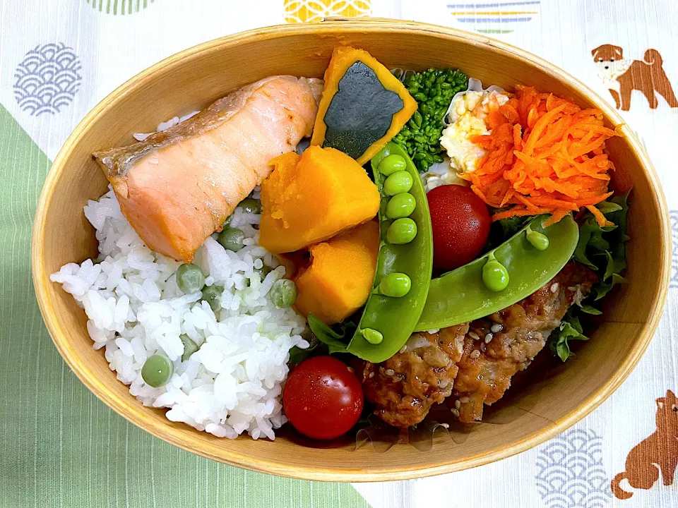 Snapdishの料理写真:焼鮭、焼肉、カボチャ煮付けの豆ご飯🍱|なお🅿️さん