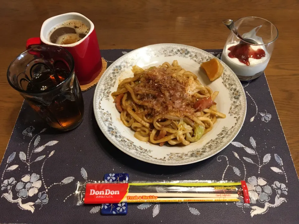 焼きうどん、沢庵、バナナと葡萄スプレッド入りヨーグルト(昼飯)|enarinさん