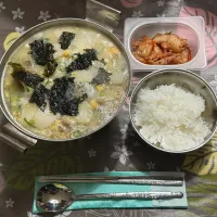 Snapdishの料理写真:深夜の韓定食 第二弾 - 韓国雑煮“トックク”ご飯と白菜キムチ付(떡국)|Saudadeさん