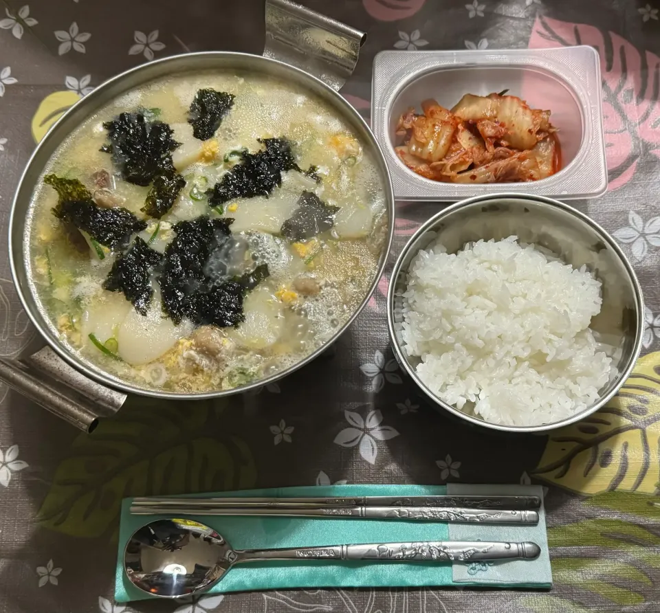 Snapdishの料理写真:深夜の韓定食 第二弾 - 韓国雑煮“トックク”ご飯と白菜キムチ付(떡국)|Saudadeさん