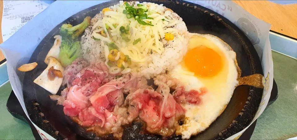 Snapdishの料理写真:Beef pepper rice with egg and cheese toppings 
@ Pepper Lunch sg 😋|🌷lynnlicious🌷さん