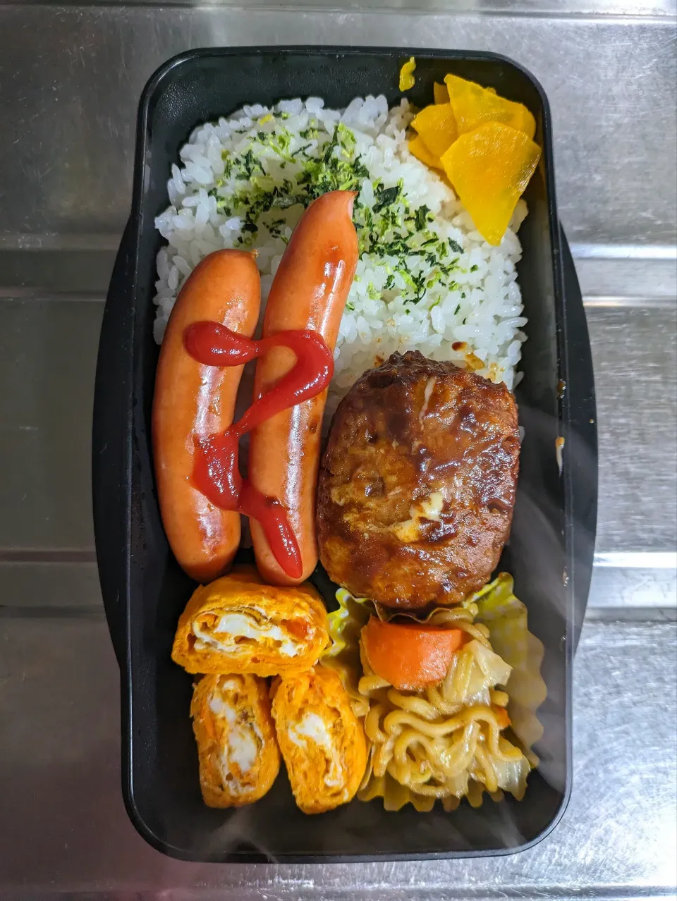 旦那弁当　2024/1/12

チーズデミハンバーグ
ウインナー
玉子焼き
焼きそば|ユキヨメ♪さん