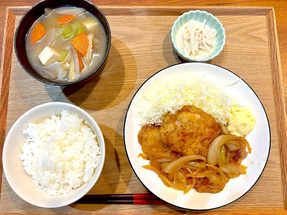 今日の夜ご飯(生姜焼き、大根サラダ、具だくさん味噌汁)|cocomikaさん