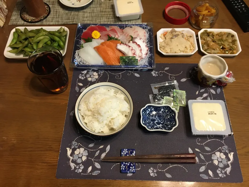 ご飯、刺身盛り合わせ、卯の花のお惣菜、ザーサイのお惣菜、枝豆、絹豆腐、烏龍茶、森永マミーの寒天(夕飯)|enarinさん