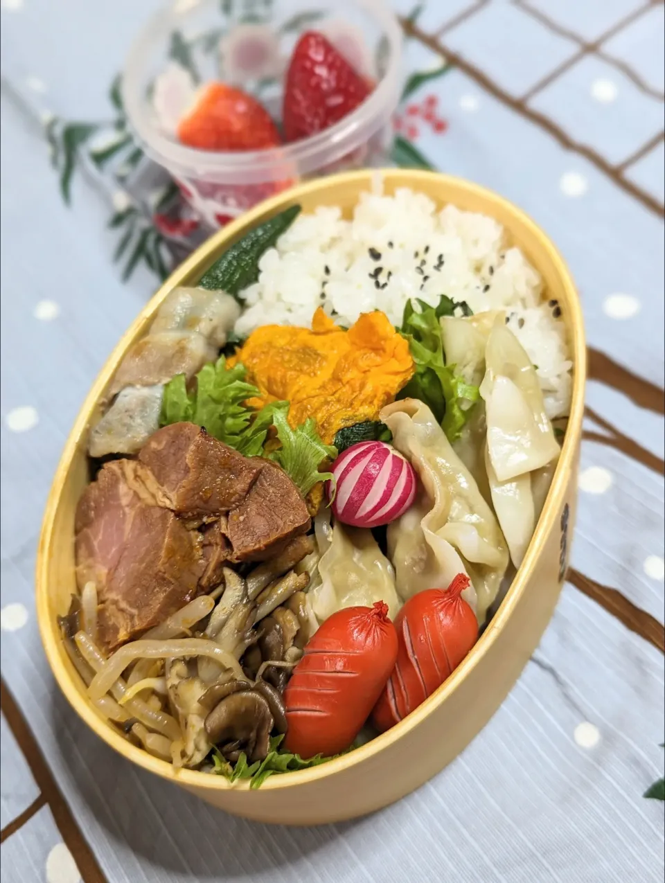 Snapdishの料理写真:本日のお弁当〜餃子弁当|f.1125beさん