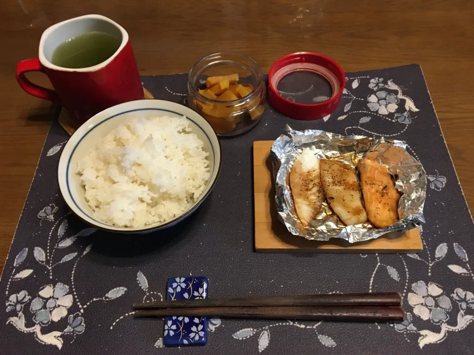 ご飯、刺身ソテー、沢庵、納豆、ザーサイ、板海苔、熱い日本茶(朝ご飯)|enarinさん