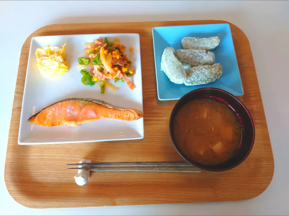 Snapdishの料理写真:今日の昼食　焼き鮭、だし巻き卵、ピーマンのケチャップ炒め、海苔餅、高野豆腐味噌汁|pinknari🐰🌈さん