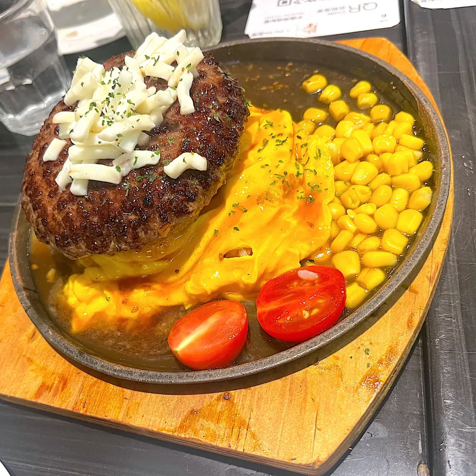 Rice on hot pan with hida beef burger and scrambled eggs|skyblueさん