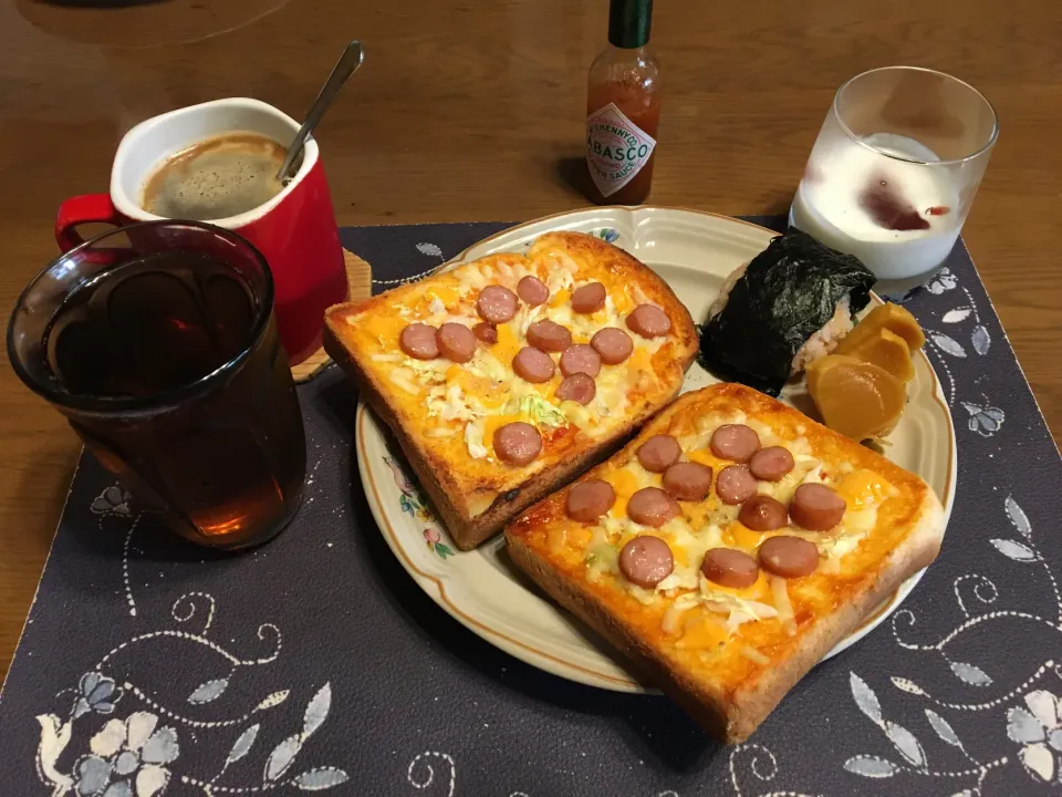 Snapdishの料理写真:ガーリックピザトースト、鮭ふりかけおにぎり、沢庵、ホットコーヒー、烏龍茶、苺スプレッド入りヨーグルト(昼飯)|enarinさん