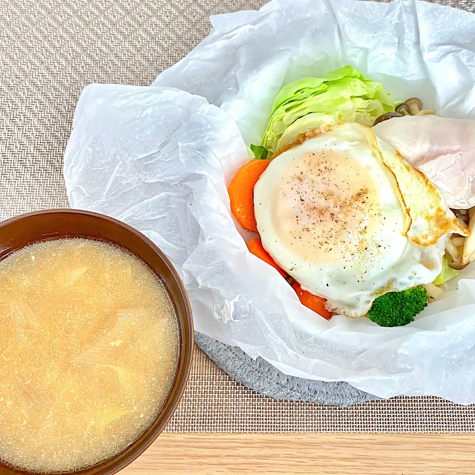 温野菜と目玉焼き、つくね味噌汁|ららさん