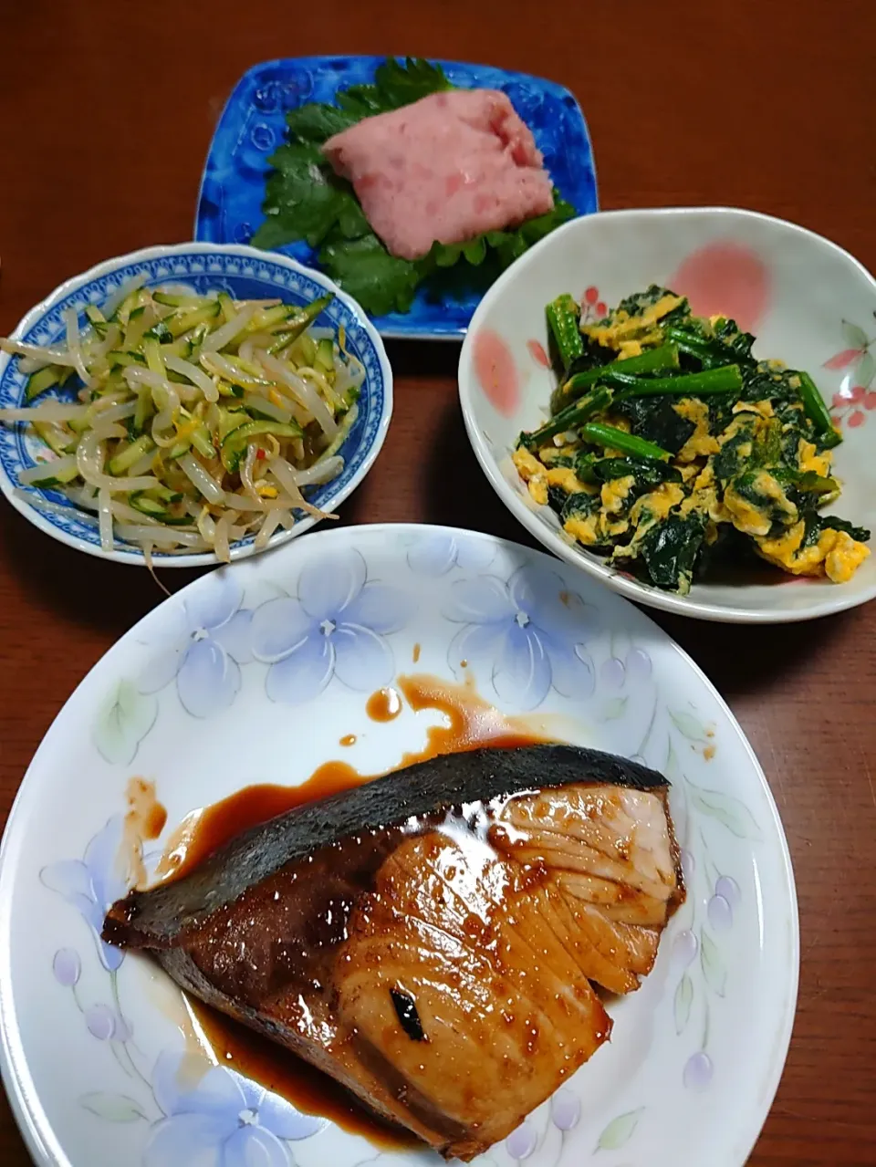 ぶりの照焼き
ちぢみほうれん草の卵とじ
もやしの中華和え
ネギトロ|ぱやさん