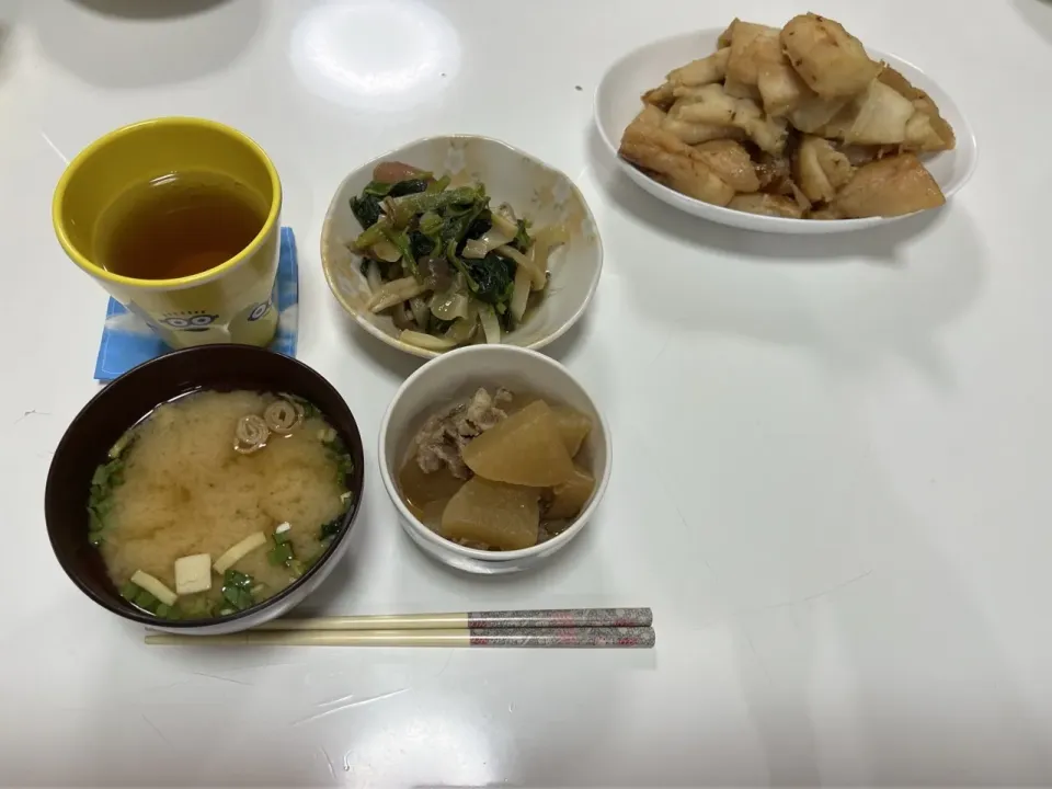 Snapdishの料理写真:晩御飯☆パンガシウス の甘辛煮☆炒め物（ソーセージ・ほうれん草・しめじ）☆豚バラ大根☆みそ汁（ワカメミックス）|Saharaさん