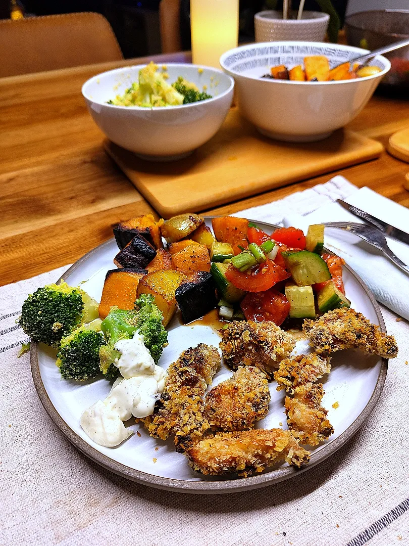 Chicken Nuggets with potato wedges, polenta Brokkoli and shopska salad|Vera Andrianova Forwerkさん