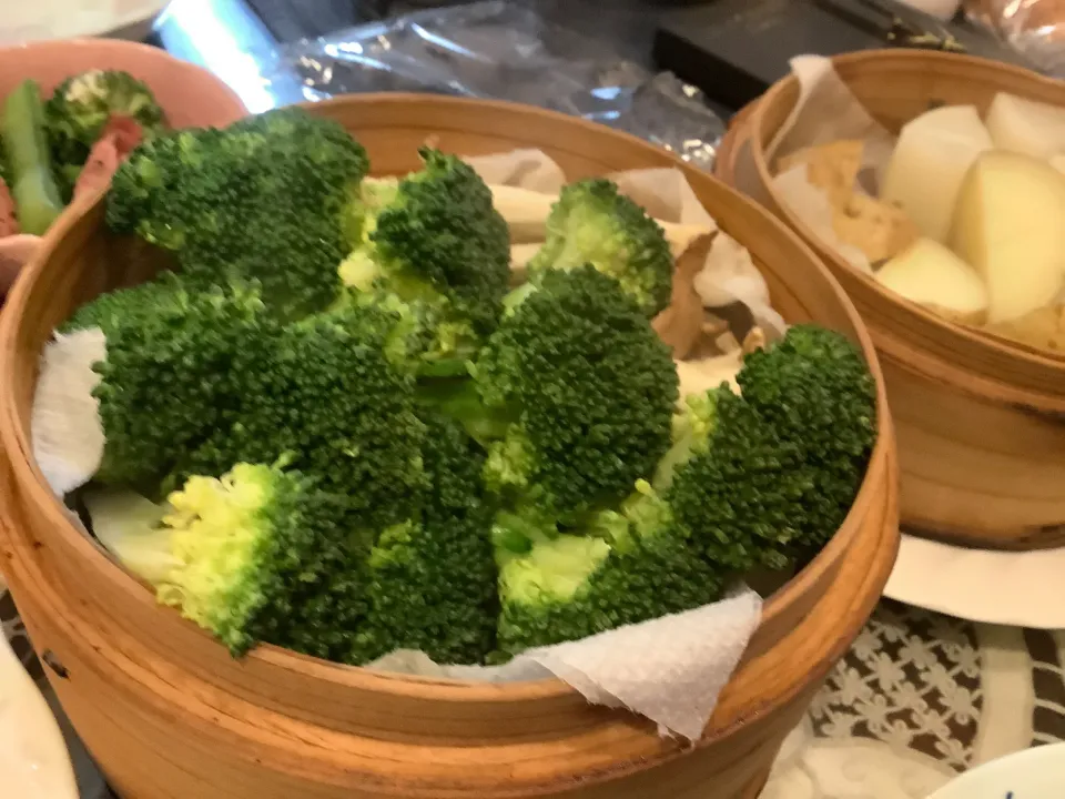 大根とブロッコリー🥦の蒸籠蒸し😋|アライさんさん