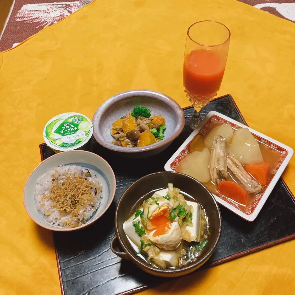 grandmaの晩ごはん☆ 今夜は大根のあんかけ煮、かぼちゃの胡麻和え、湯豆腐に煮卵を…煮玉子にネギ、タマネギのミジン切りを柚子ポン酢に漬けました　人参🥕ジュースと共に頂きます|kaoriさん