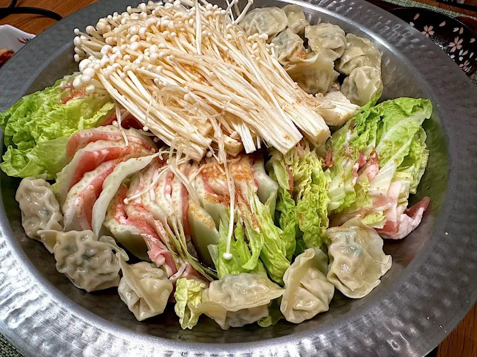 白菜のミルフィーユ鍋🍲　白菜を実家から大量に貰い、消費消費💦　BIBIGOの水餃子も入れてみました😋|BUBUさん