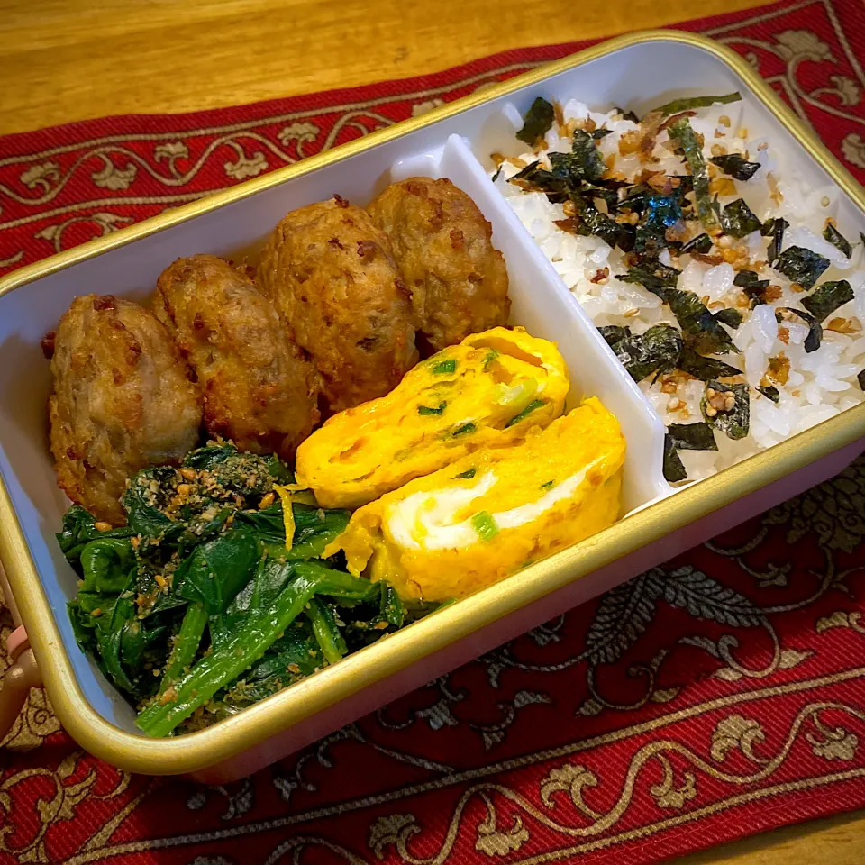 ごぼうハンバーグと、ほうれん草の胡麻和えと、ネギ入り玉子焼きと、ふりかけご飯弁当|もえさん