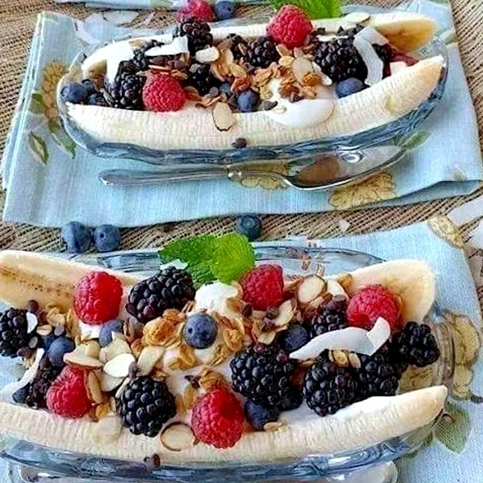 Banana split breakfast. Instead of ice cream use vanilla yogurt, fresh berries, granola|🌺IAnneさん