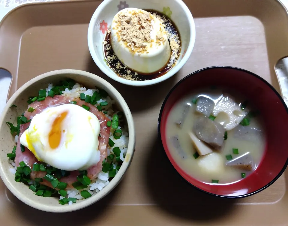 Snapdishの料理写真:昼ご飯❣生協まぐろ丼の、昨日の味噌󠄀汁、
豆腐デザート🥳|m.rafuさん