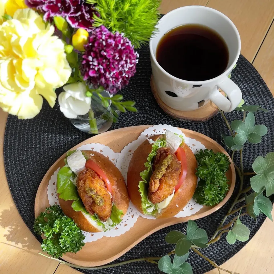 Snapdishの料理写真:1/14❤︎ななチキカマンベールグラハムロールサンド
🌱
今日は朝イチ
＊ ロピアグラハムロール
＊ ななチキ
＊ カマンベールチーズ
＊ フリルレタス ＊キャベツ ＊トマト|Makinsさん